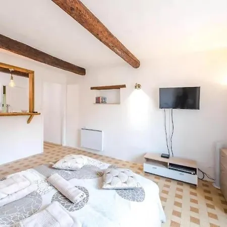 アパート Authentique Au Coeur Du Village Provencal ヴィルヌーヴ・ルベ