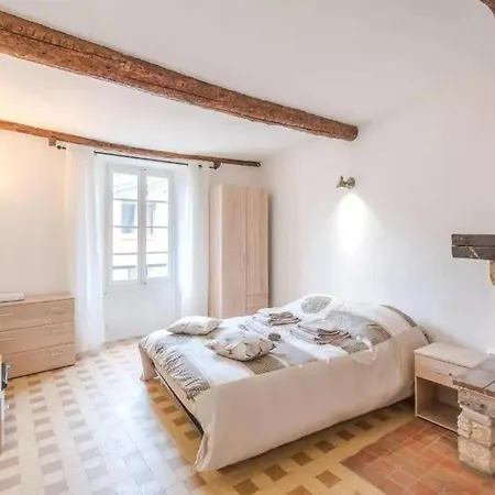 Authentique Au Coeur Du Village Provencal ヴィルヌーヴ・ルベ
